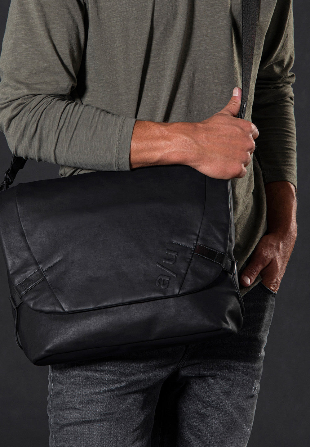 Aunts &amp; Uncles Bags Matsumoto Messenger Bag Black-Men&#39;s Bags-Howard-Surrey-Canada